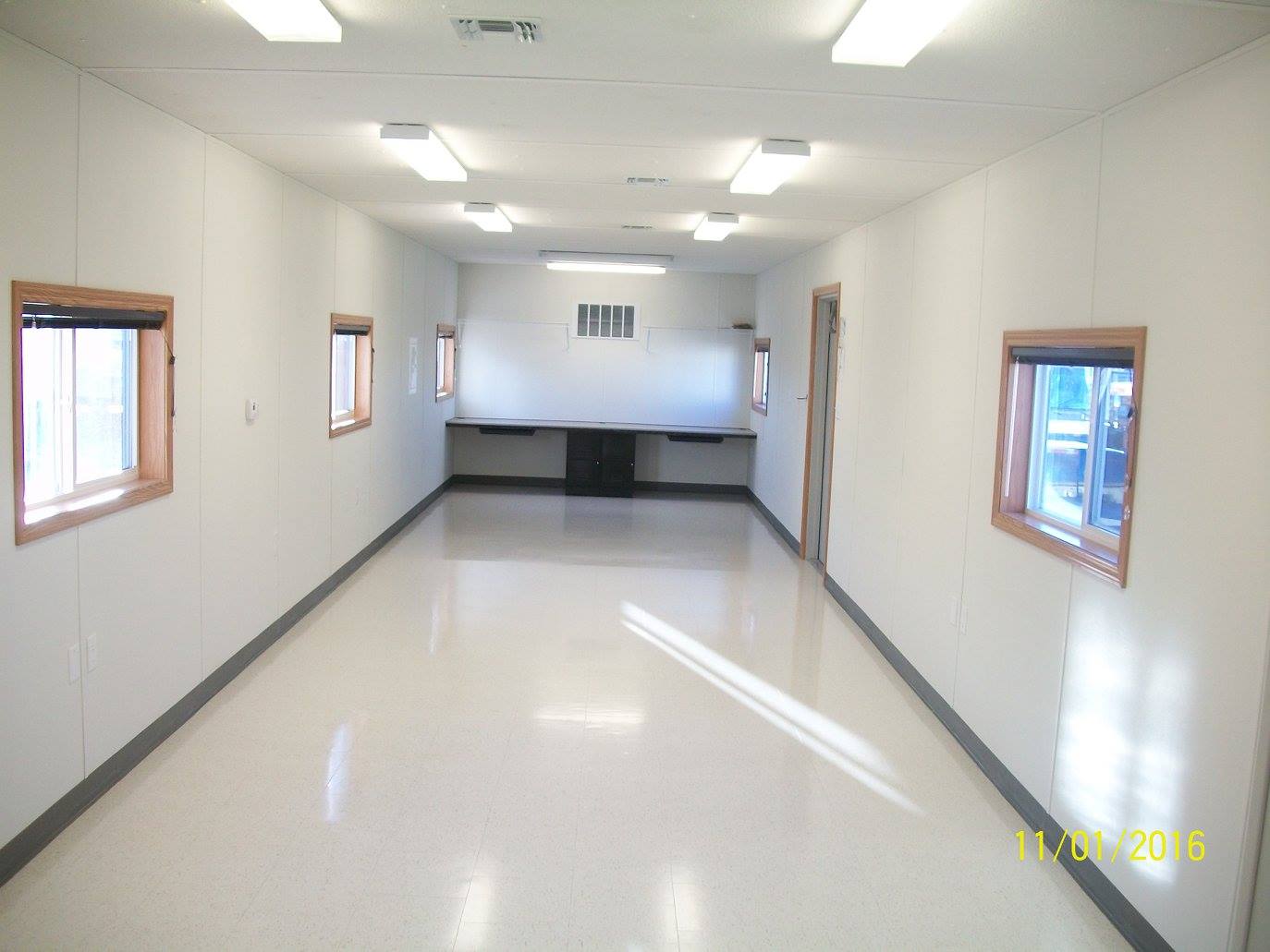 On Pierce Leasing we offer you a variety of options for your mobile office like this one with a white interior. Temporary or permanent single or large complex we have an effective solution for you.