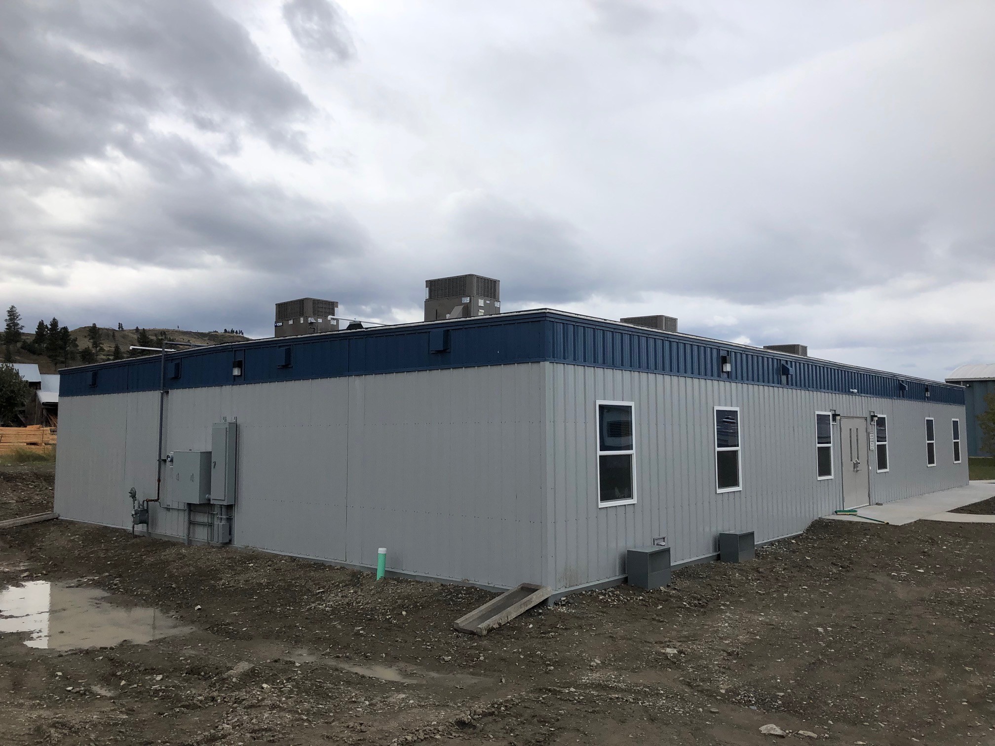 On Pierce Leasing we offer you a variety of options for your mobile office like this one with a white interior. Temporary or permanent single or large complex we have an effective solution for you.